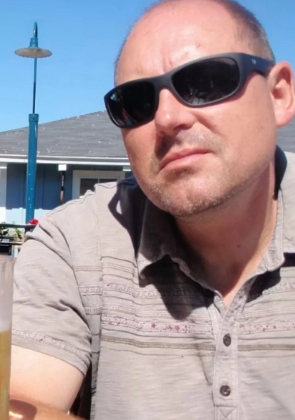 Выждали почти 10 лет: две девушки устроили изящную и грязную месть любовнице отца